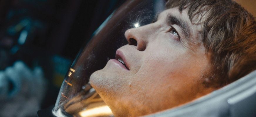 Mickey 17 featured pattinson